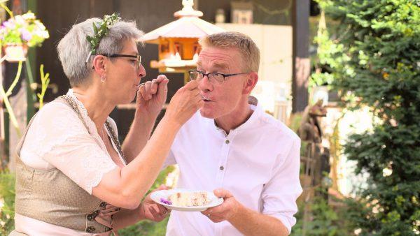 Sabine und Uwe Baumann probieren ihre Hochzeitstorte